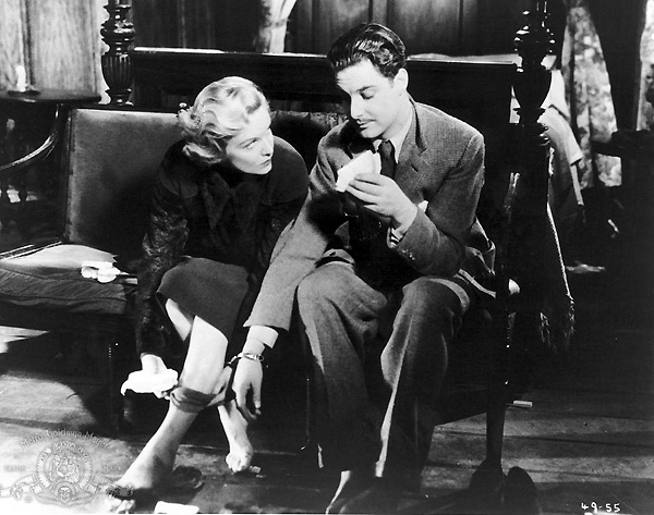 Robert Donat y Madeleine Carroll esposados