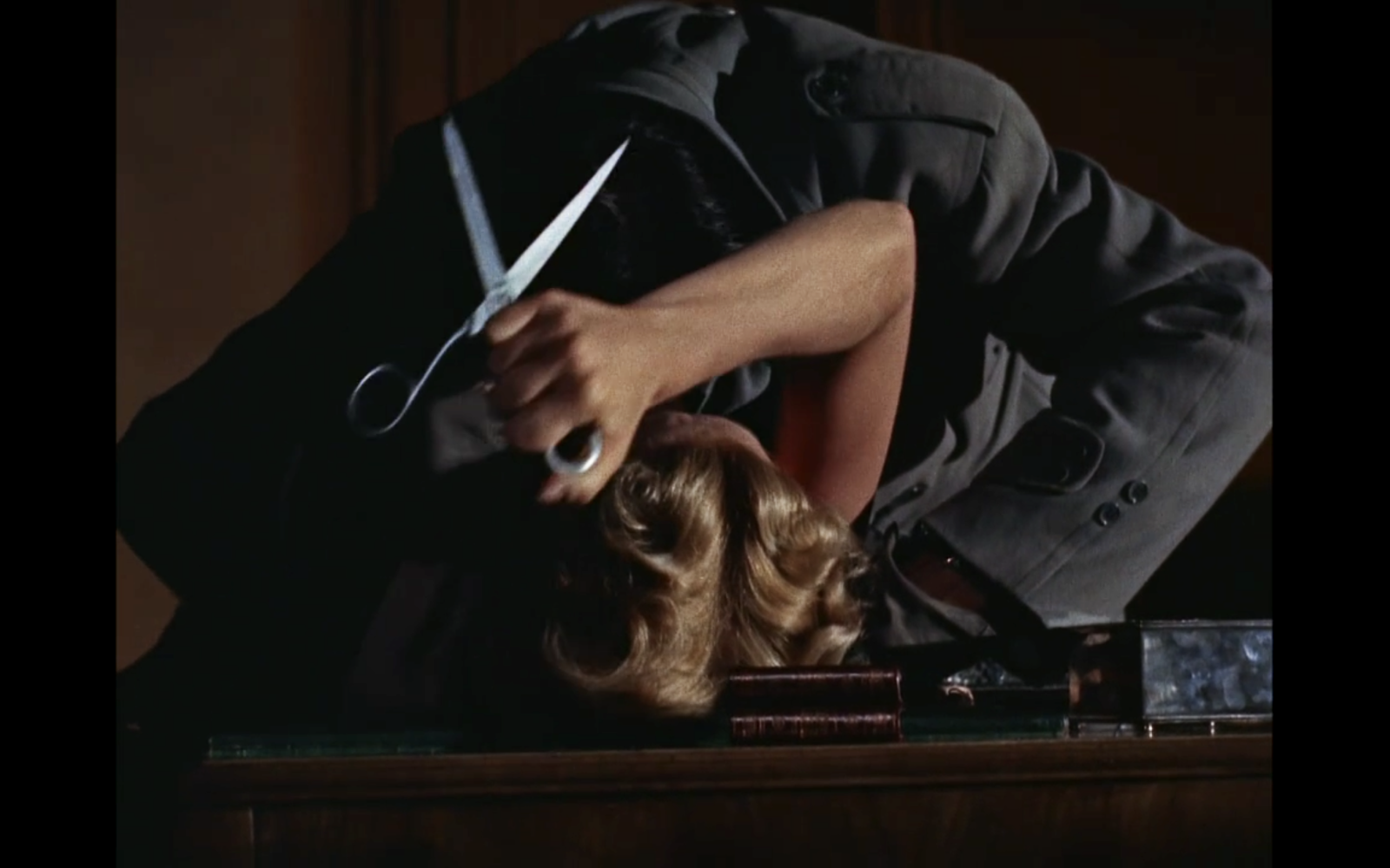 Escena de las tijeras